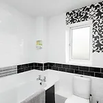 Holiday home 22 Scaife Gardens Lovely 2-bed Townhouse With Free Parking Pass The Keys