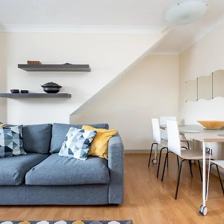 22 Scaife Gardens Lovely 2-bed Townhouse With Free Parking Pass The Keys