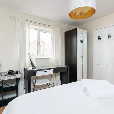 22 Scaife Gardens Lovely 2-bed Townhouse With Free Parking Pass The Keys * York