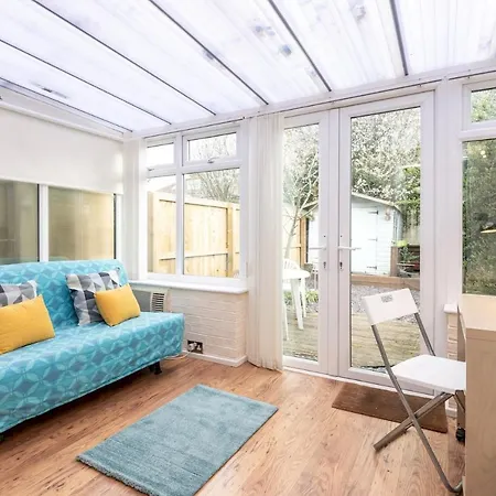 Feriehus 22 Scaife Gardens Lovely 2-bed Townhouse With Free Parking Pass The Keys