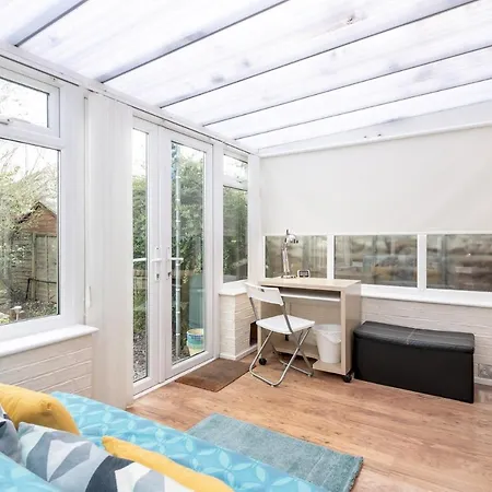 22 Scaife Gardens Lovely 2-bed Townhouse With Free Parking Pass The Keys