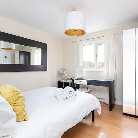 22 Scaife Gardens Lovely 2-bed Townhouse With Free Parking Pass The Keys *