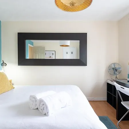 22 Scaife Gardens Lovely 2-bed Townhouse With Free Parking Pass The Keys * York