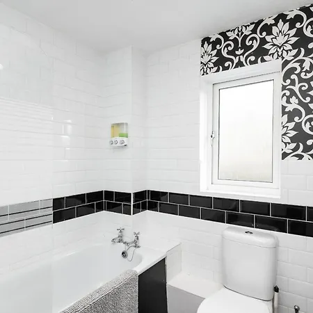 Semesterbostad 22 Scaife Gardens Lovely 2-bed Townhouse With Free Parking Pass The Keys