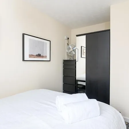 Hébergement de vacances 22 Scaife Gardens Lovely 2-bed Townhouse With Free Parking Pass The Keys