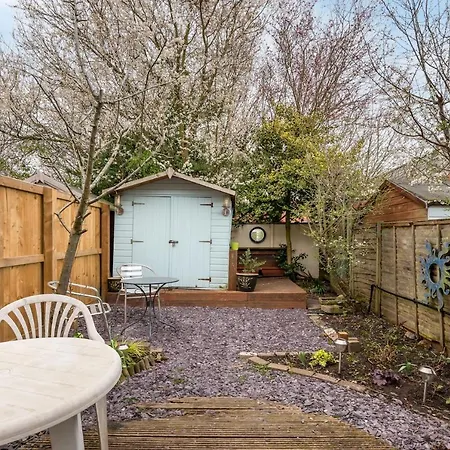 22 Scaife Gardens Lovely 2-bed Townhouse With Free Parking Pass The Keys York