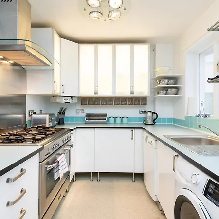 Semesterbostad 22 Scaife Gardens Lovely 2-bed Townhouse With Free Parking Pass The Keys