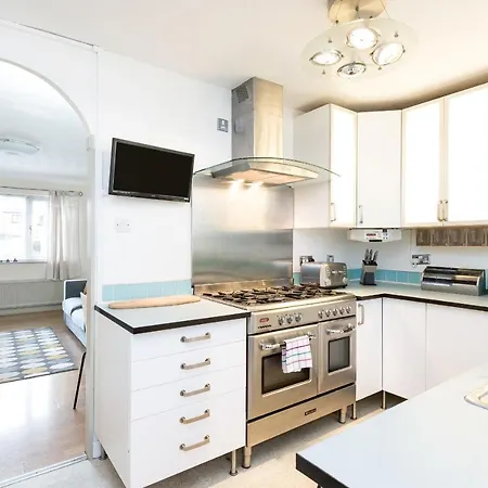 Lovely Townhouse With Parking - Pass The Keys *
