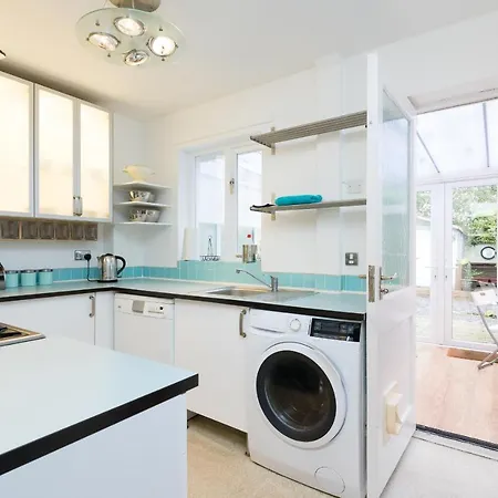 Lovely Townhouse With Parking - Pass The Keys *