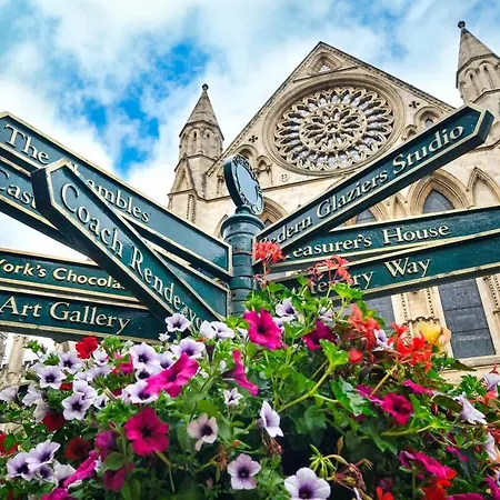 22 Scaife Gardens Lovely 2-bed Townhouse With Free Parking Pass The Keys * York