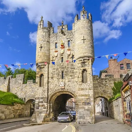 22 Scaife Gardens Lovely 2-bed Townhouse With Free Parking Pass The Keys York