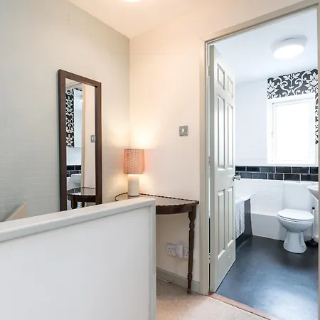 22 Scaife Gardens Lovely 2-bed Townhouse With Free Parking Pass The Keys Feriehus