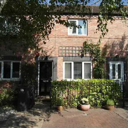 22 Scaife Gardens Lovely 2-bed Townhouse With Free Parking Pass The Keys Feriehus York