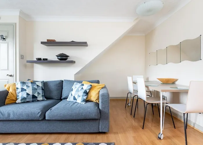 22 Scaife Gardens Lovely 2-bed Townhouse With Free Parking Pass The Keys