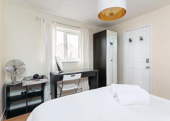 22 Scaife Gardens Lovely 2-bed Townhouse With Free Parking Pass The Keys * York