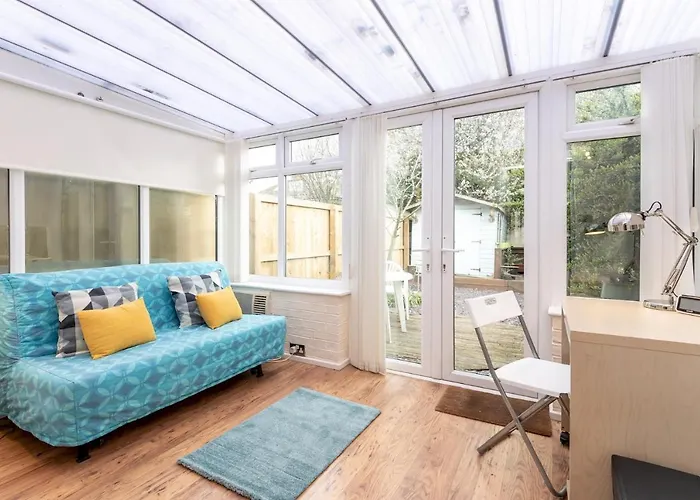 Dom wakacyjny 22 Scaife Gardens Lovely 2-bed Townhouse With Free Parking Pass The Keys