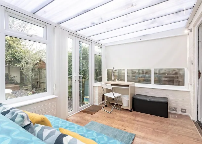 22 Scaife Gardens Lovely 2-bed Townhouse With Free Parking Pass The Keys