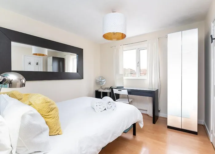 22 Scaife Gardens Lovely 2-bed Townhouse With Free Parking Pass The Keys *