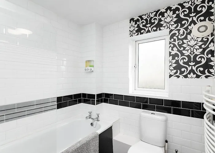 Dom wakacyjny 22 Scaife Gardens Lovely 2-bed Townhouse With Free Parking Pass The Keys