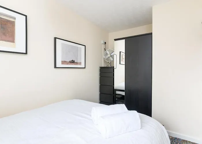 Dom wakacyjny 22 Scaife Gardens Lovely 2-bed Townhouse With Free Parking Pass The Keys