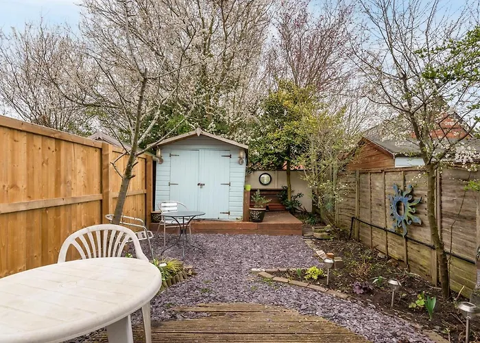 22 Scaife Gardens Lovely 2-bed Townhouse With Free Parking Pass The Keys York