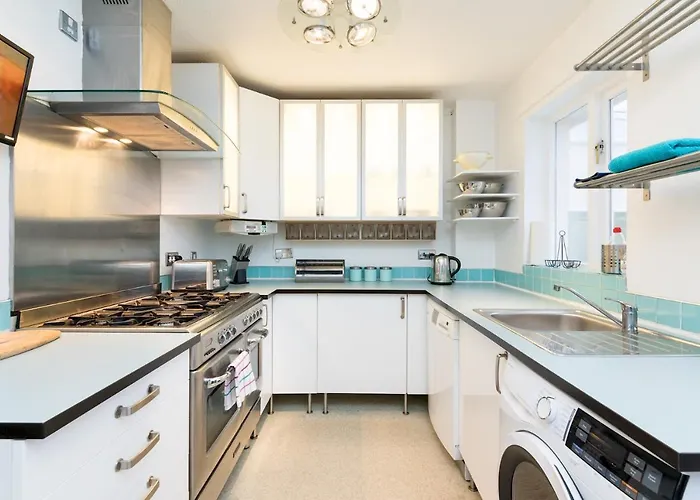 Dom wakacyjny 22 Scaife Gardens Lovely 2-bed Townhouse With Free Parking Pass The Keys