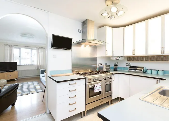 22 Scaife Gardens Lovely 2-bed Townhouse With Free Parking Pass The Keys *