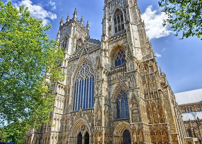 22 Scaife Gardens Lovely 2-bed Townhouse With Free Parking Pass The Keys *