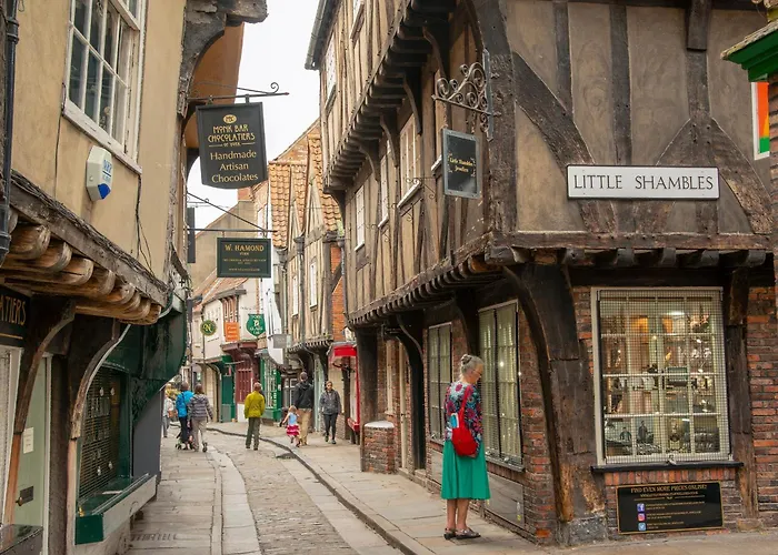 22 Scaife Gardens Lovely 2-bed Townhouse With Free Parking Pass The Keys