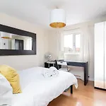 22 Scaife Gardens Lovely 2-bed Townhouse With Free Parking Pass The Keys *