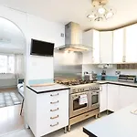 22 Scaife Gardens Lovely 2-bed Townhouse With Free Parking Pass The Keys *